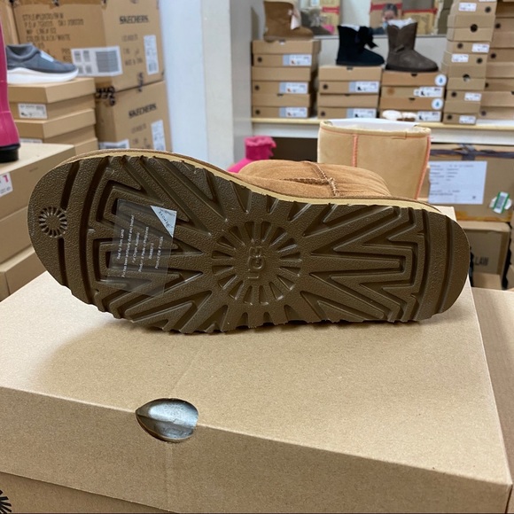 UGG Classic Shearling Lined Short Boot - Picture 6 of 7